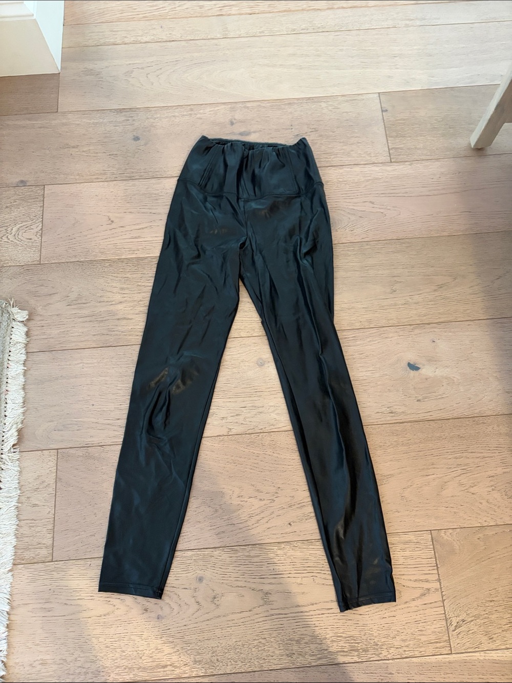 Wilfred Black High-Waist Leggings with Sleek Finish